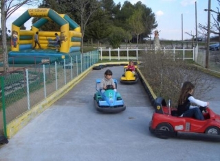  Mini auto elettrica su pista 